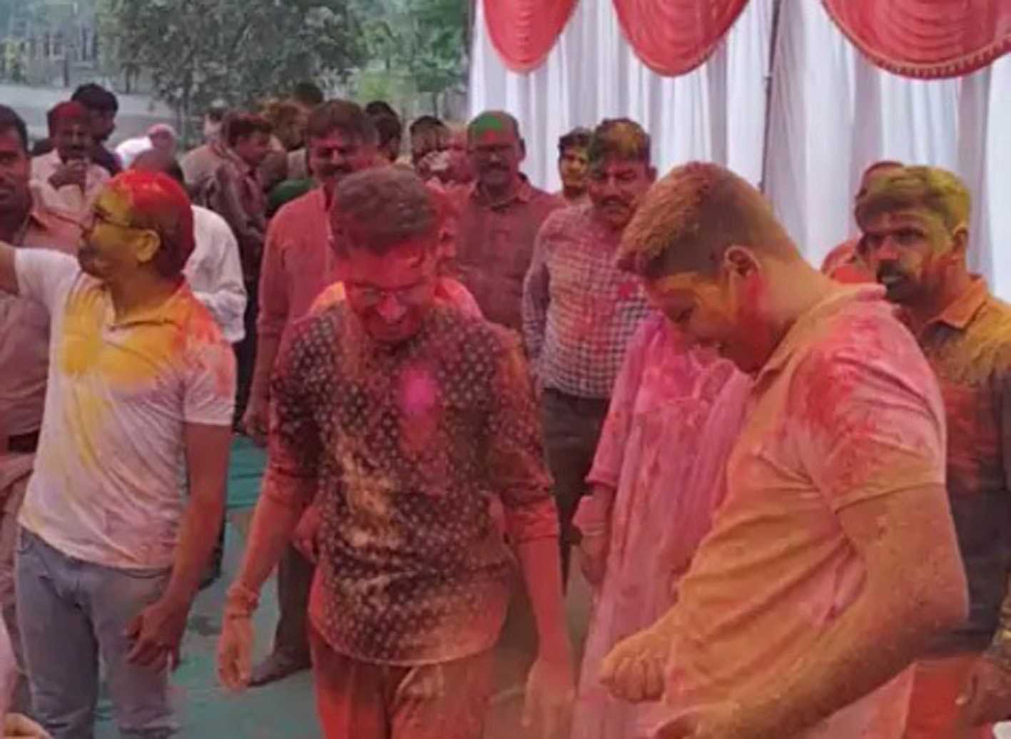 होली के रंग में रंगे पुलिसकर्मी