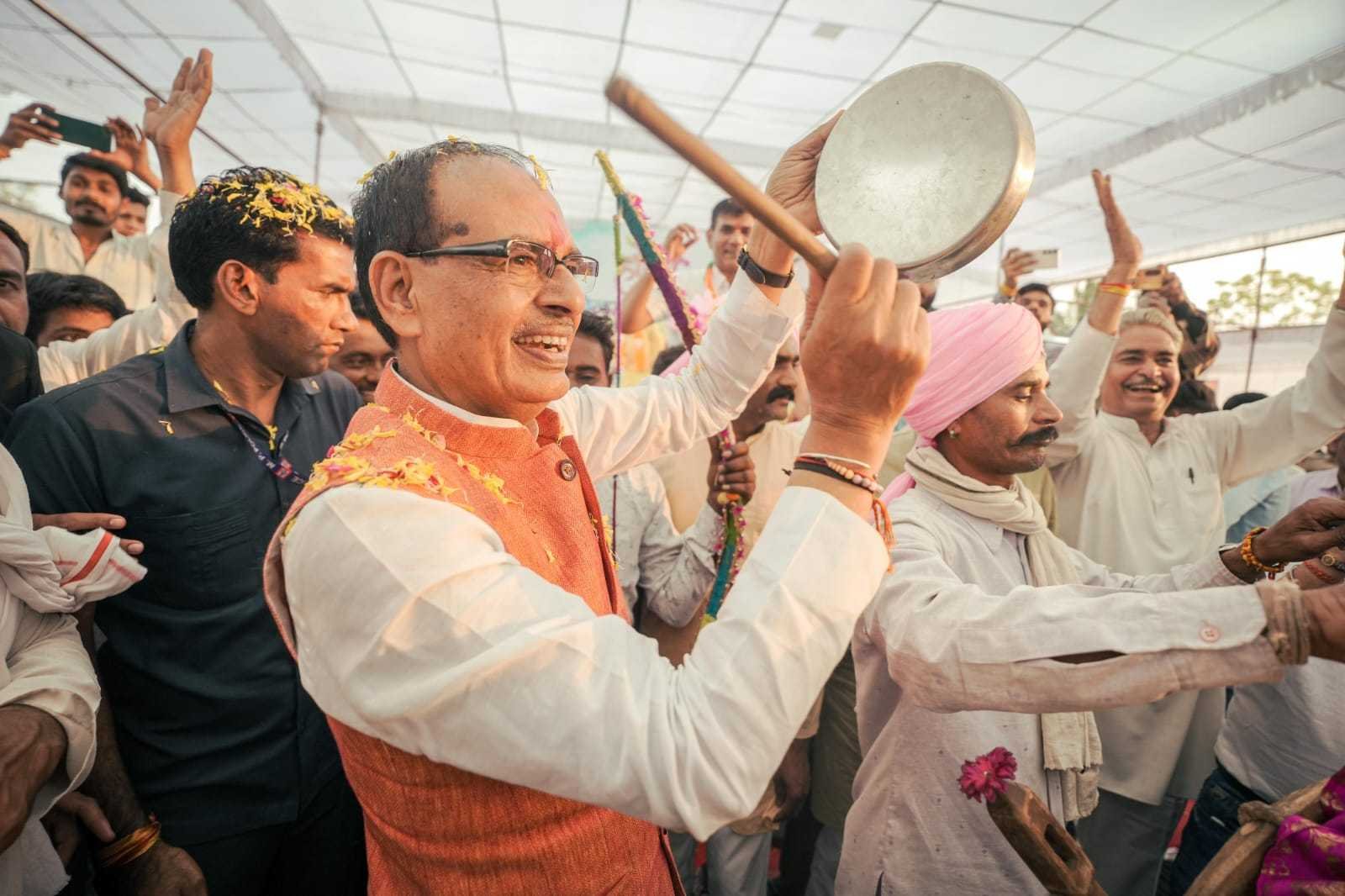 होली मिलन समारोह में थिरके शिवराज, बजाया ढोल