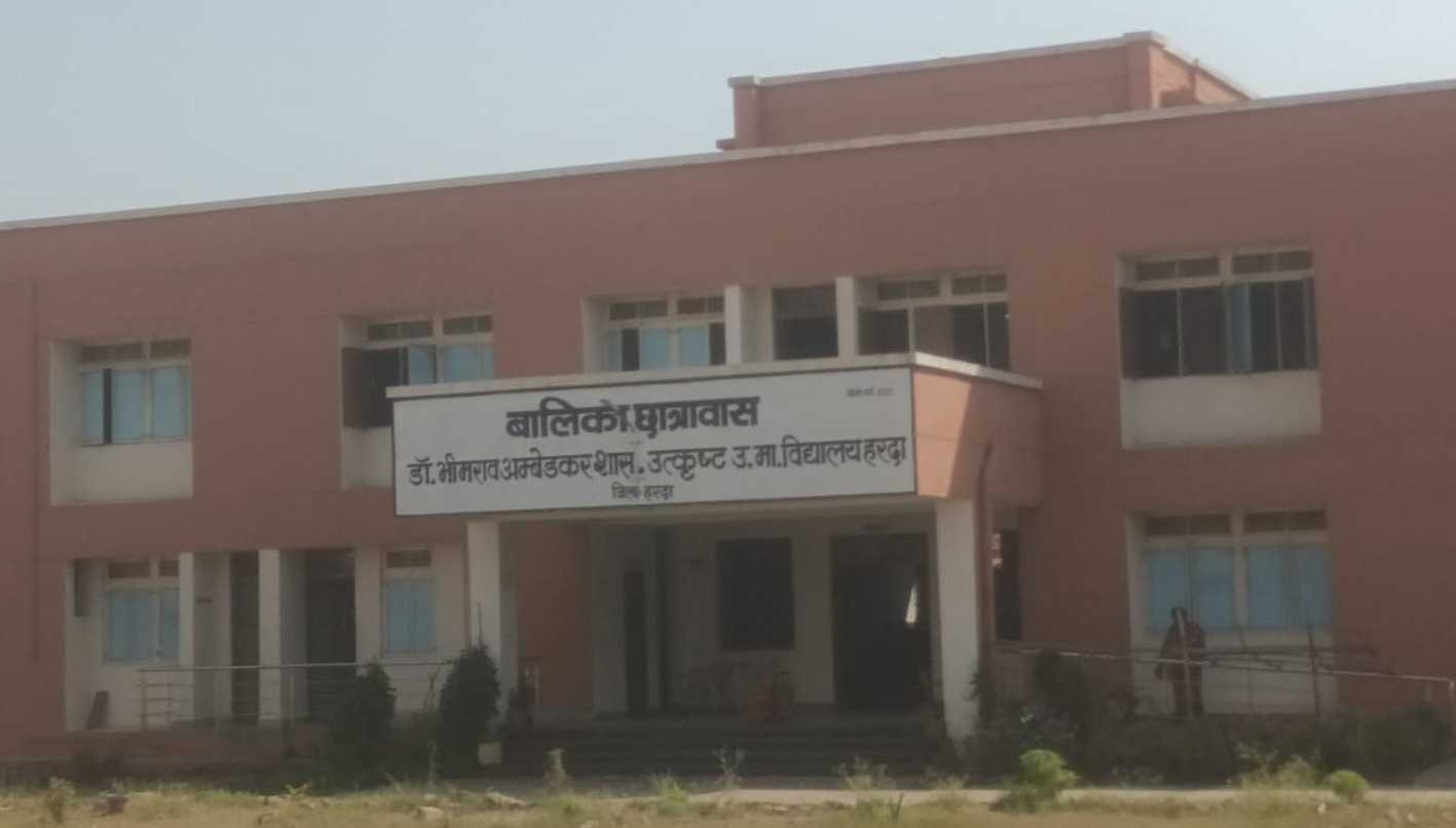 उत्कृष्ट छात्रावास की बालिकाओं पर असामाजिक तत्वों का खतरा