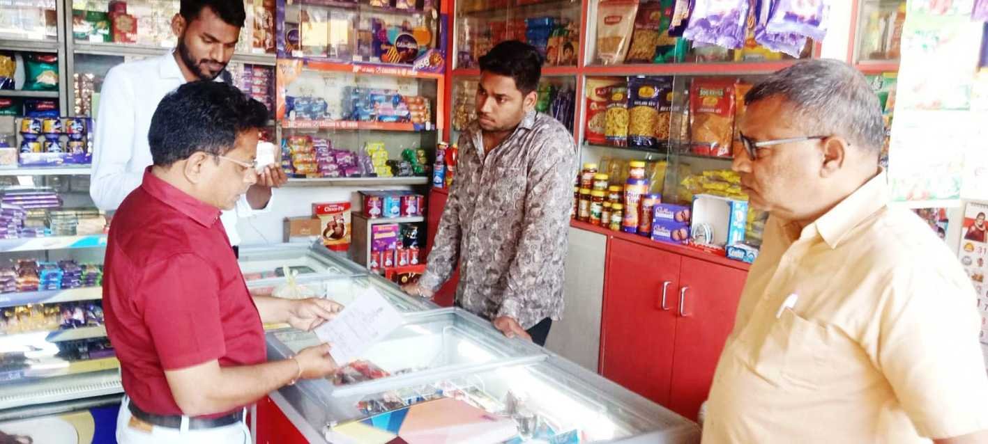 खाद्य प्रतिष्ठानों से खाद्य पदार्थों के नमूने लिए