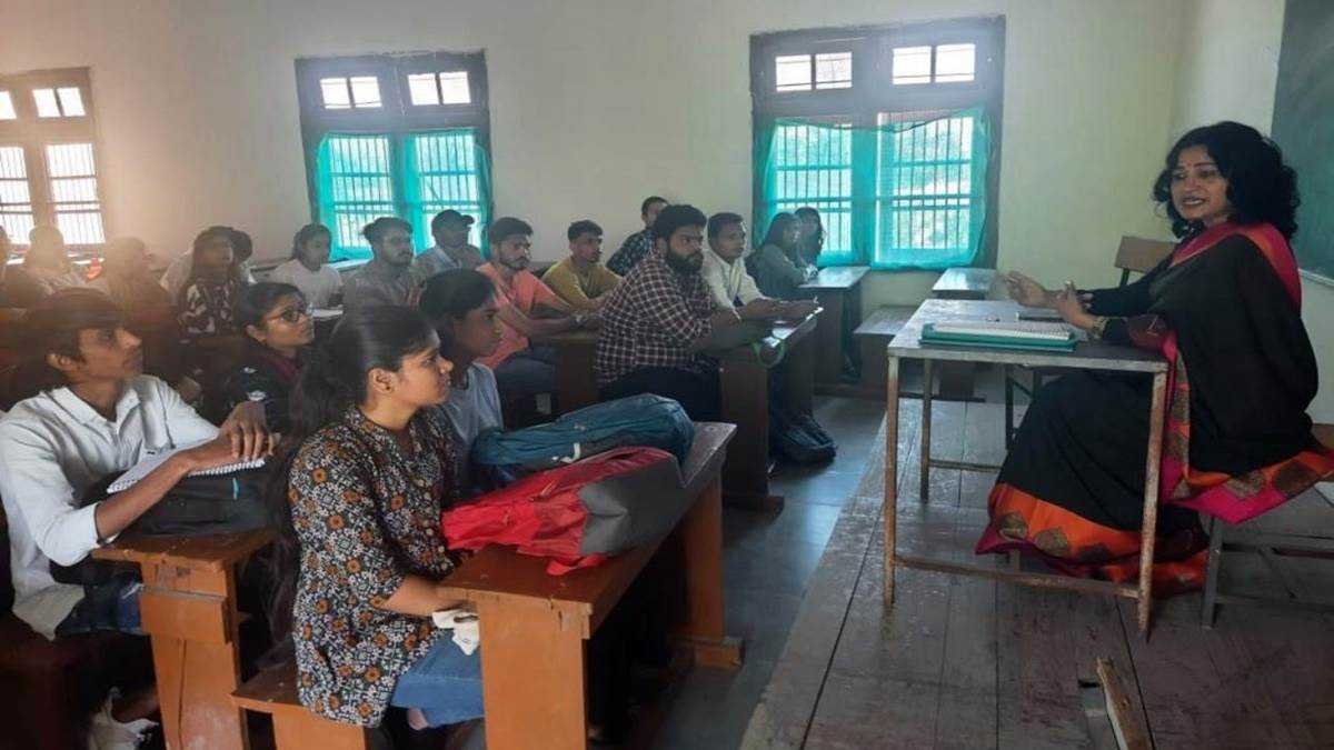 इंदौर के कालेजों में राजनीति की नब्ज पहचानने वाले ‘एनालिस्ट‘ हो रहे तैयार