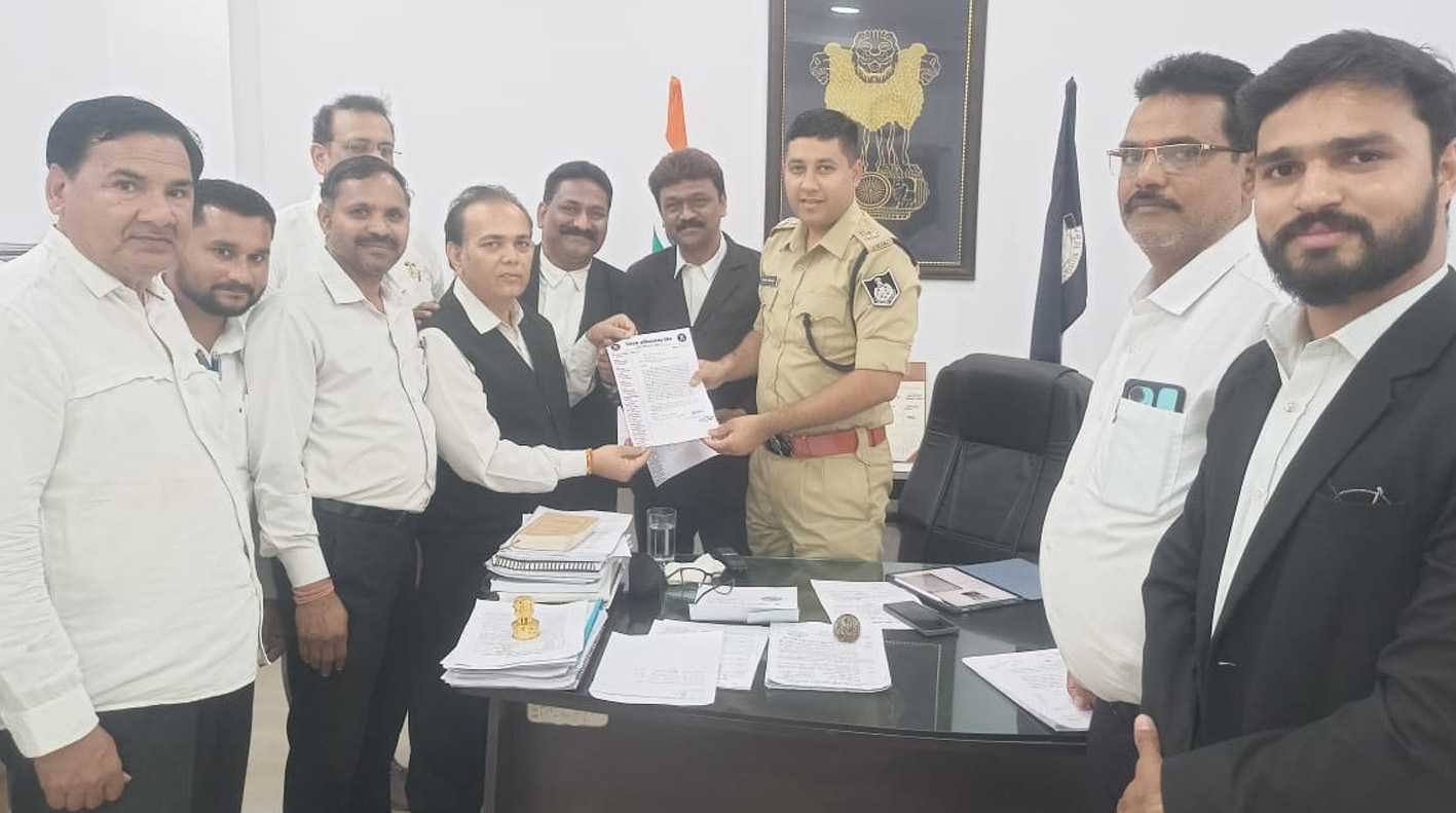 मारपीट का मामला…  अधिवक्ता संघ ने एसपी को दिया ज्ञापन