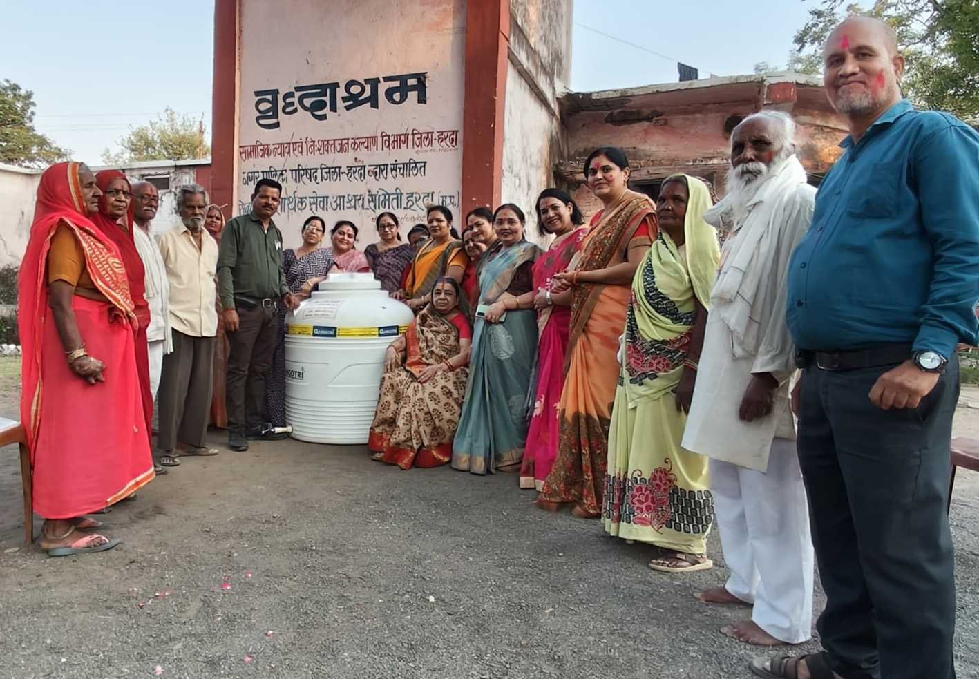 वृद्धाश्रम में मनाया होली का त्यौहार, गाए राधाकृष्ण के गीत  
