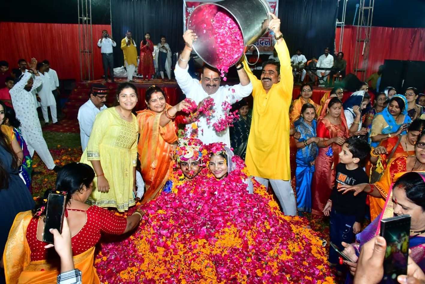 फाग-उत्सव में आनंद की बौछार….  राधा-कृष्ण संग खेली फूलों की होली