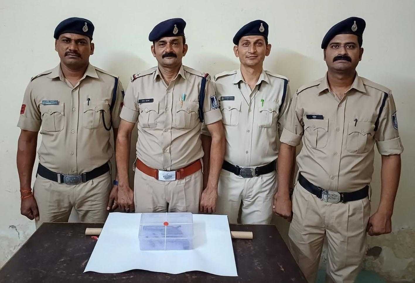 देशी कट्टा लेकर दहशत फैलाने वाले को पुलिस ने किया गिरफ्तार