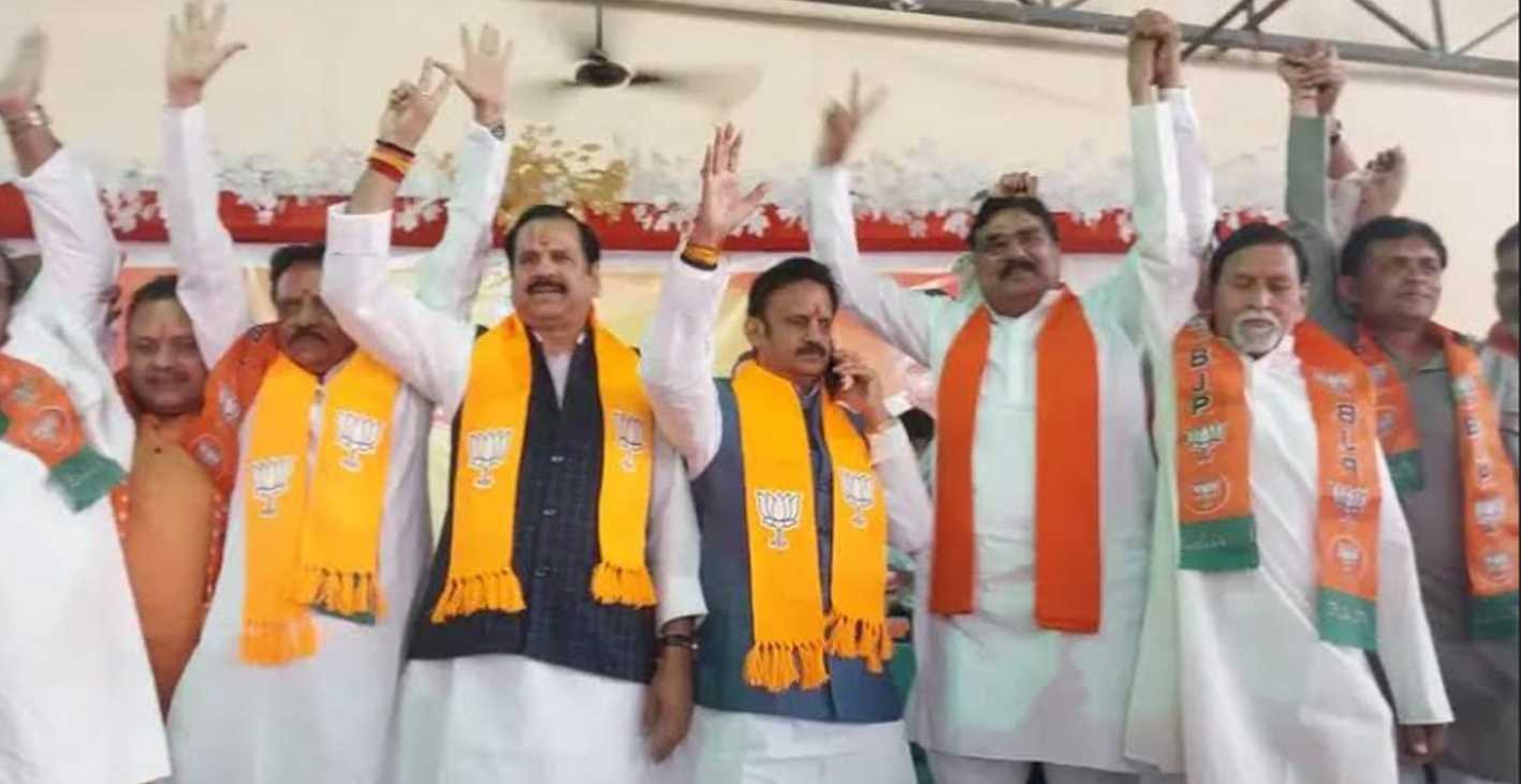 कांग्रेस में भगदड़ …  कांग्रेस के पूर्व प्रदेश सचिव ने समर्थकों के साथ थामा भाजपा का दामन
