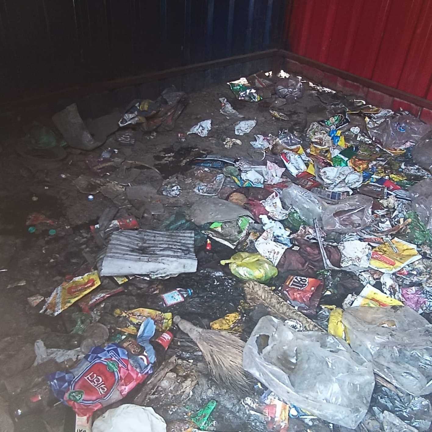 अनदेखी…  कचरा पेटी में तब्दील जनसुरक्षा का केन्द्र