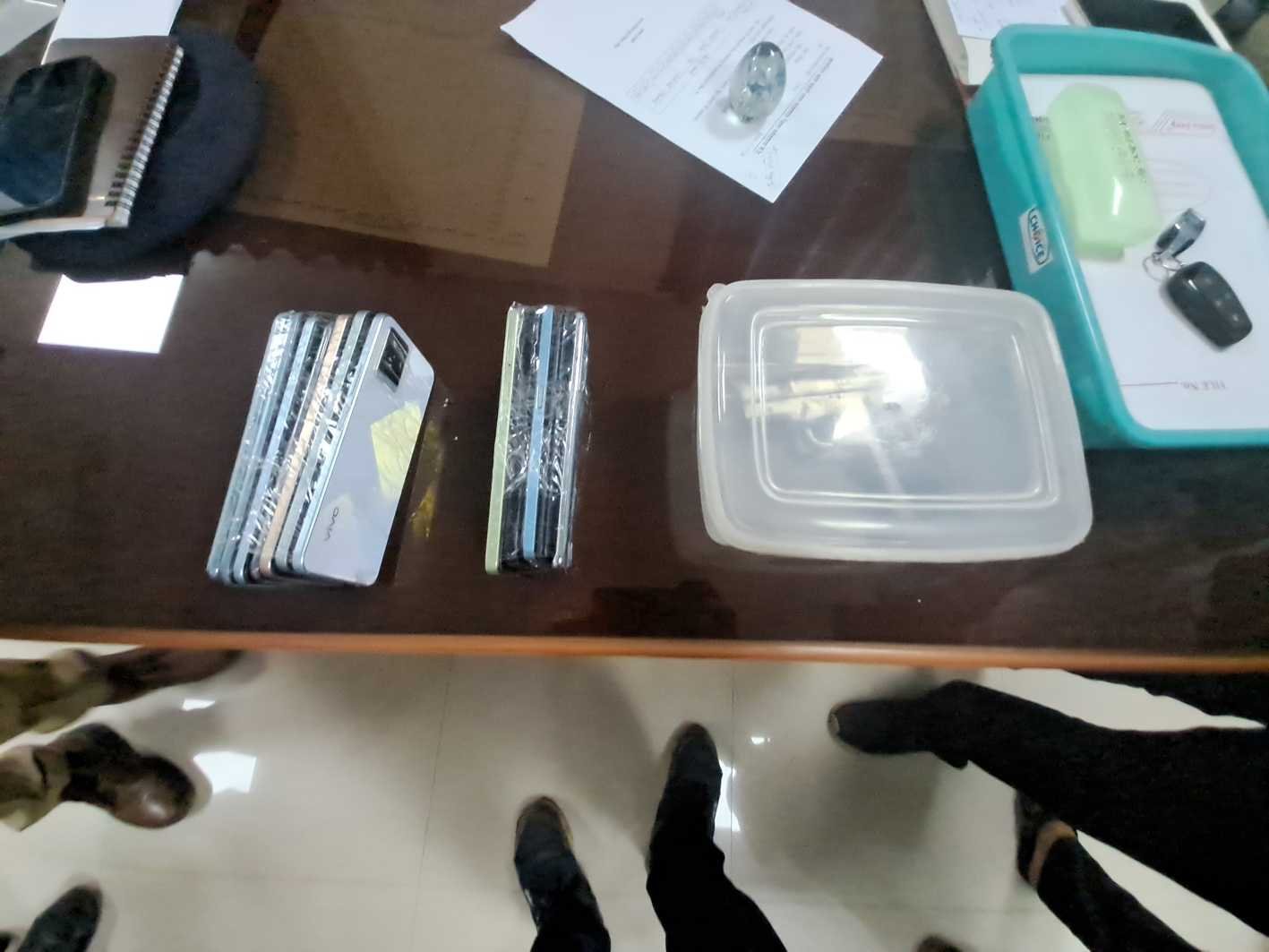 पुलिस ने देशी पिस्टल व 12 मोबाइल किए जप्त