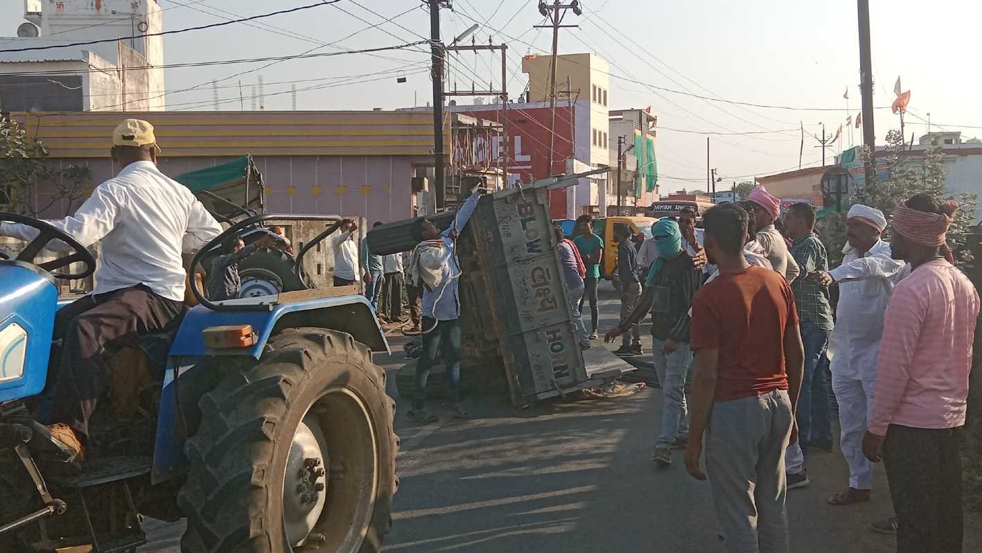 खंडवा बायपास की घटना…  सरिये से भरी ट्राली पलटी, हादसा टला
