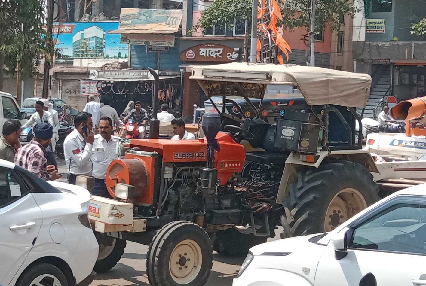 यातायात अमले ने पकड़ी भूसा मशीन