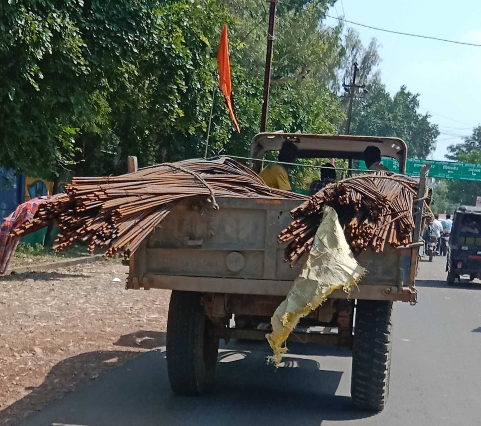 हादसों को आमंत्रण म्याद खत्म ! बावजूद सड़कों पर दौड़ रहे कंडम वाहन