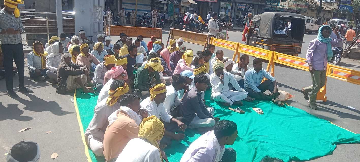 मुख्यालय पर जुटे आदिवासी…  मांगे पूरी न होने पर चुनाव बहिष्कार की चेतावनी