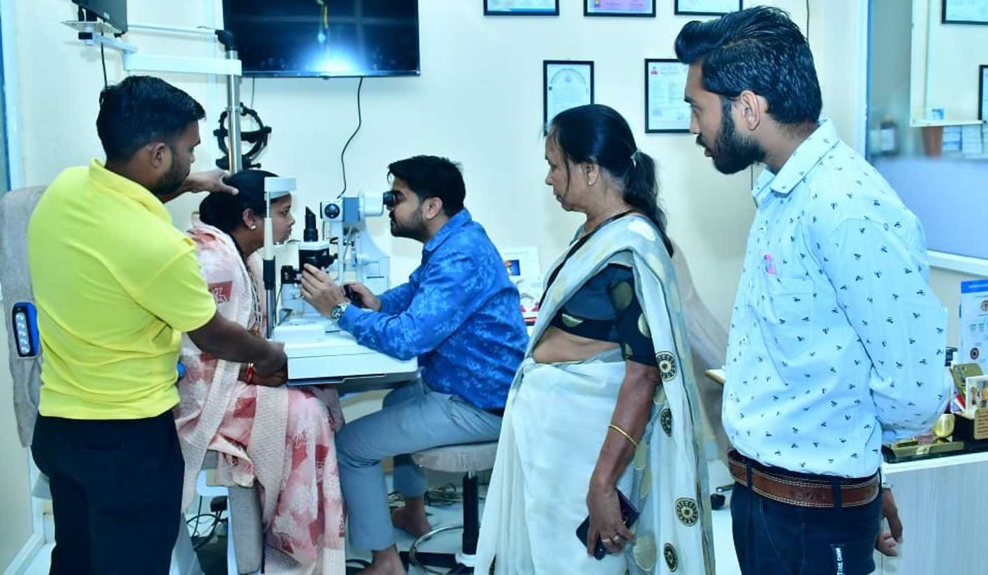 स्वास्थ्य शिविर में उमड़े लोग…  ८०० लोगों की जांच, 50 ऑपरेशन तय  