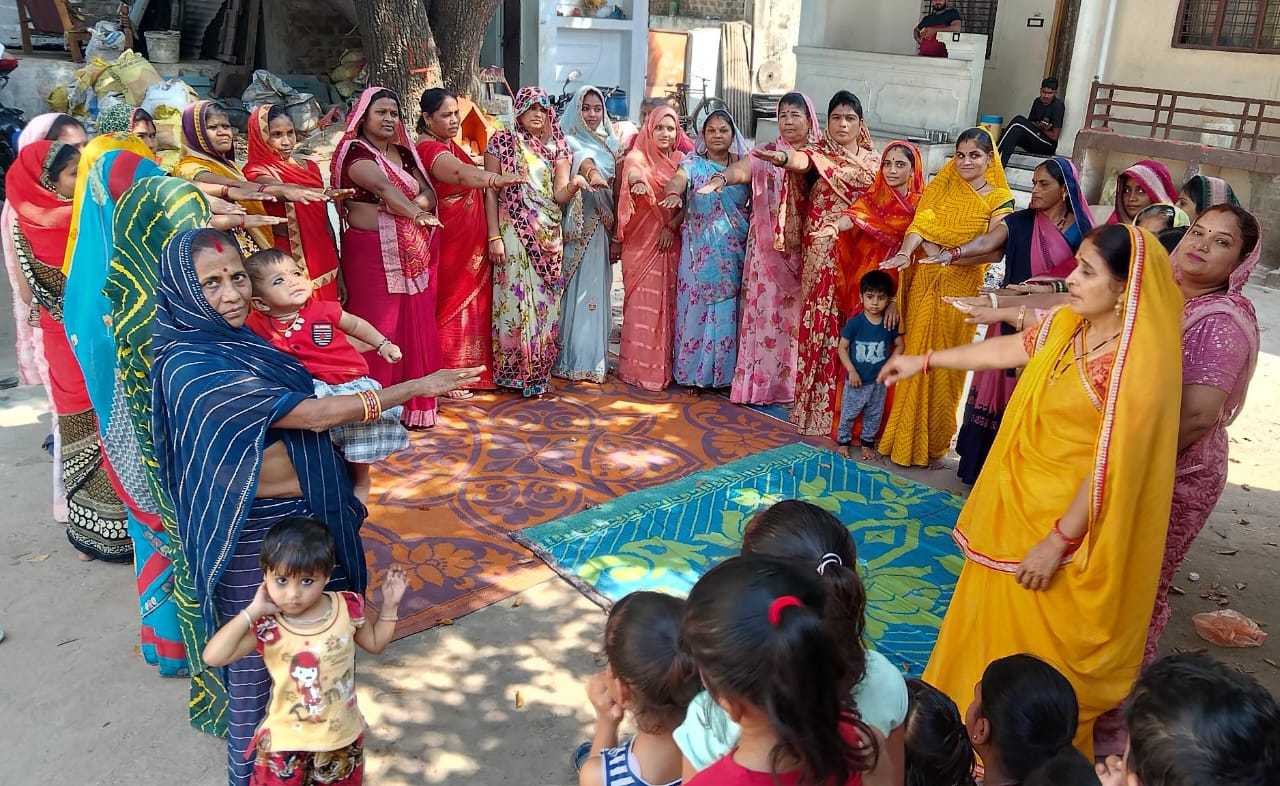 महिलाओं को किया जागरूक ….  सारे काम छोड़कर सबसे पहले डालें वोट  