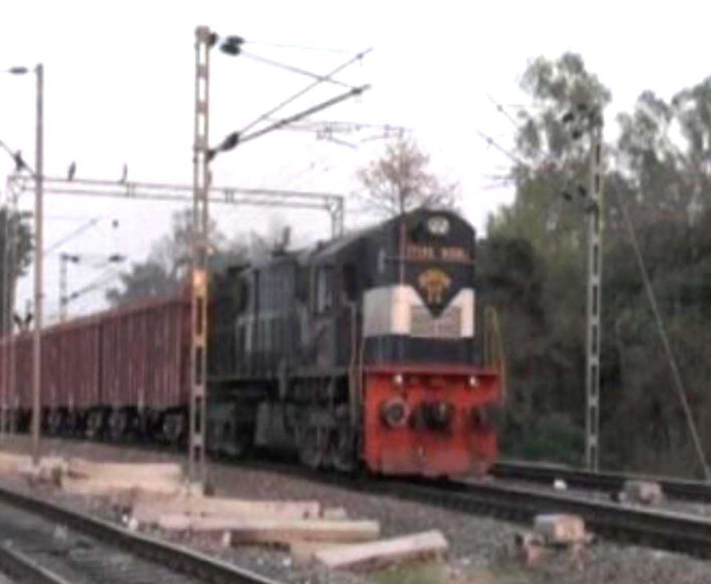 अपने 12 वर्षीय बेटे को लेकर ट्रेन के सामने कूदा पिता