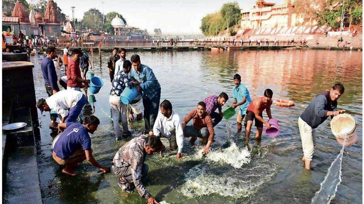 शिप्रा नदी में श्रद्धालुओं को फिसलते-गिरते देखा तो सीढ़ियां साफ करने दौड़े व्यापारी