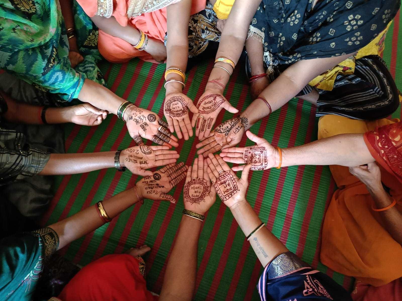 रंगोली, मेंहदी व शपथ के माध्यम से मतदाताओं को कर रहे जागरूक