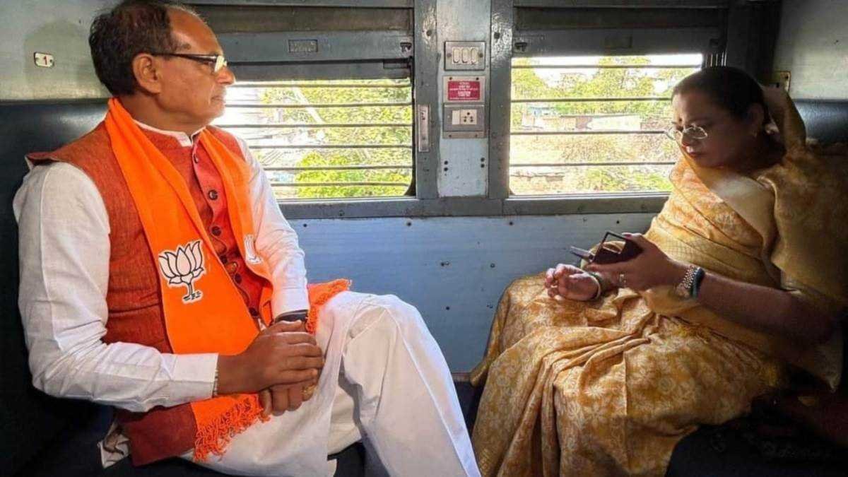 ट्रेन में सवार होकर लाड़ली बहनों से मिलने गंजबासौदा के लिए निकले शिवराज