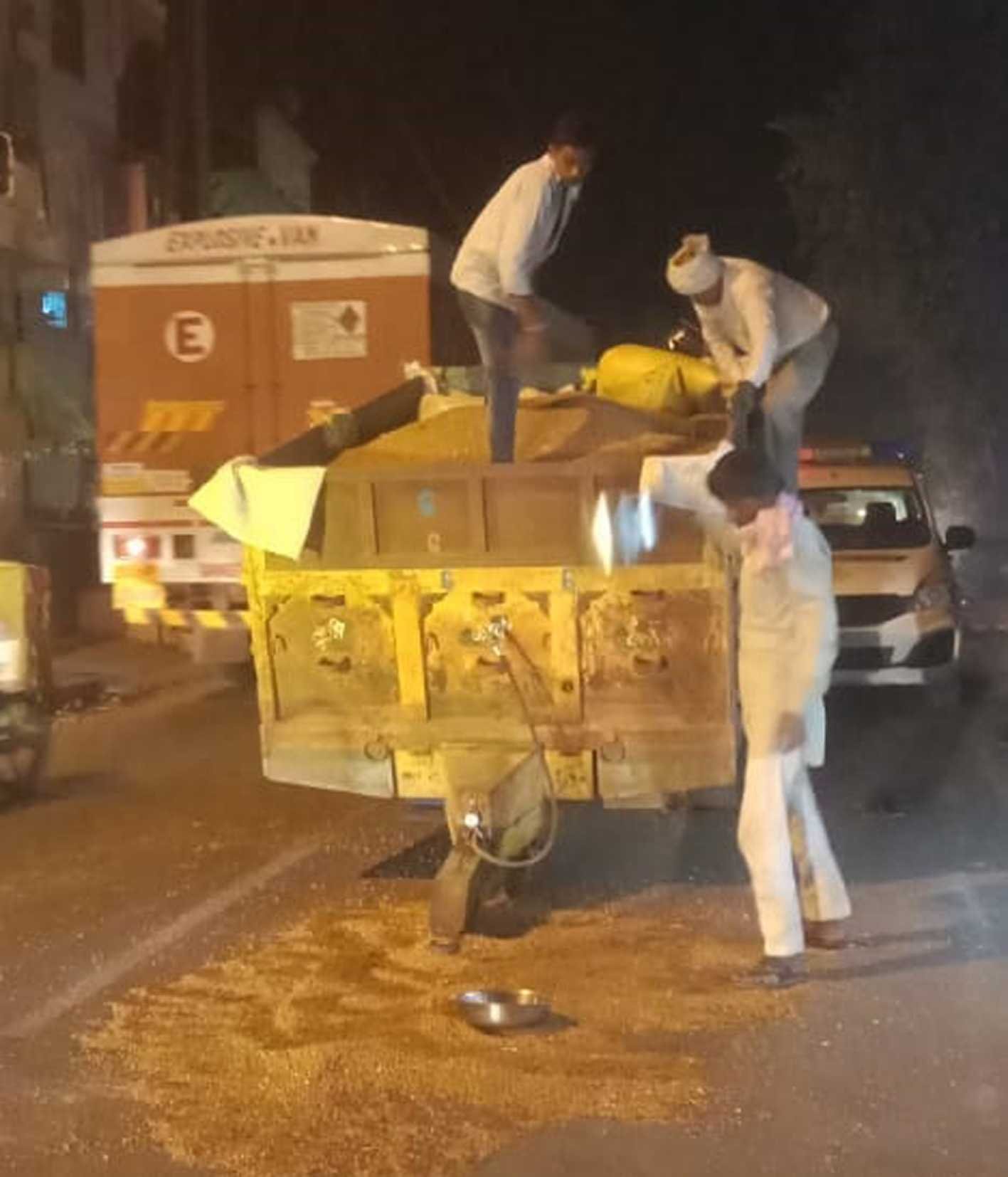 महंगा पड़ा गड्डा…  चने से भरी ट्राली पलटते पलटते बची