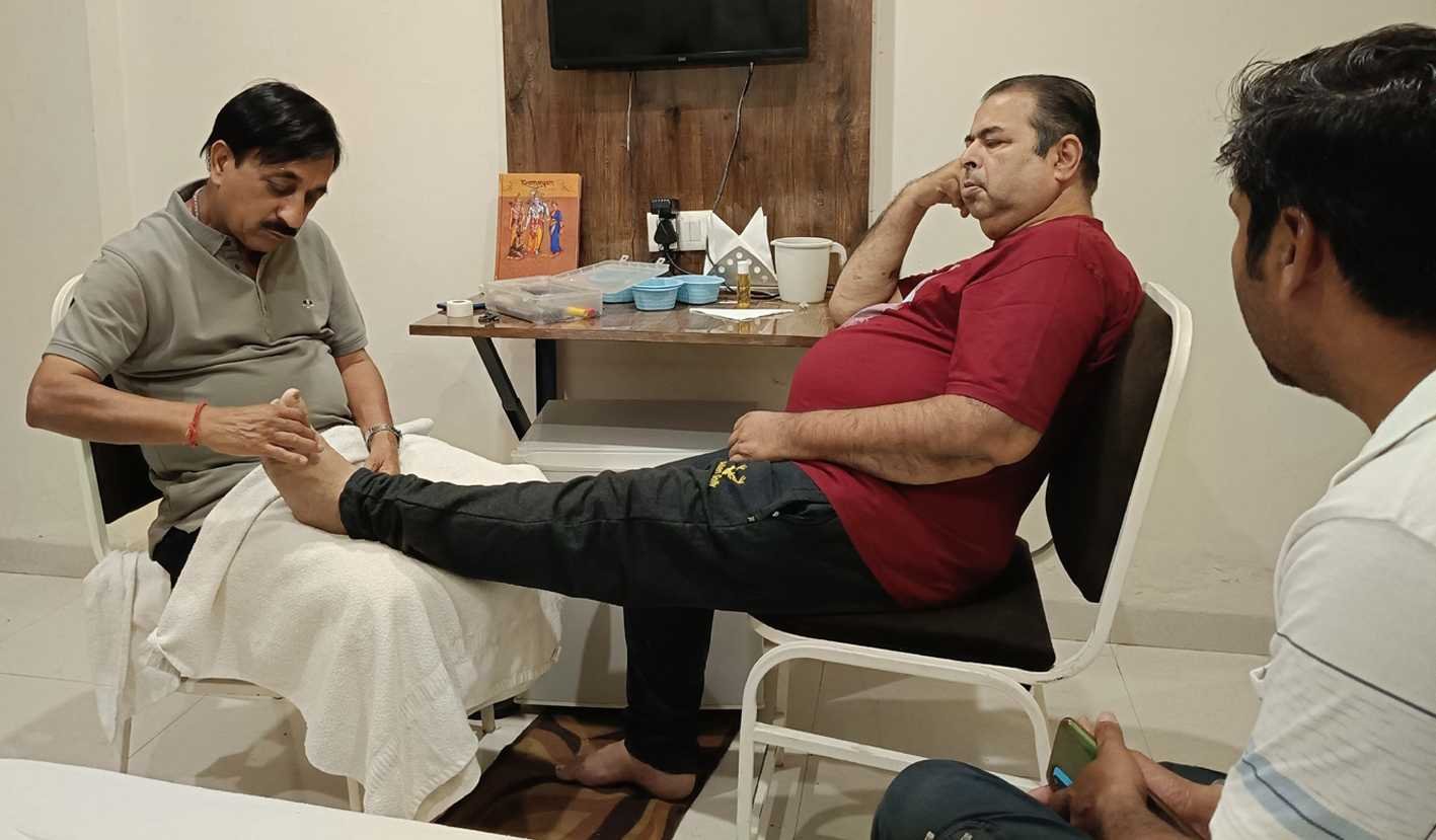 कंधे के सहारे आए पैरों पर चलकर गए