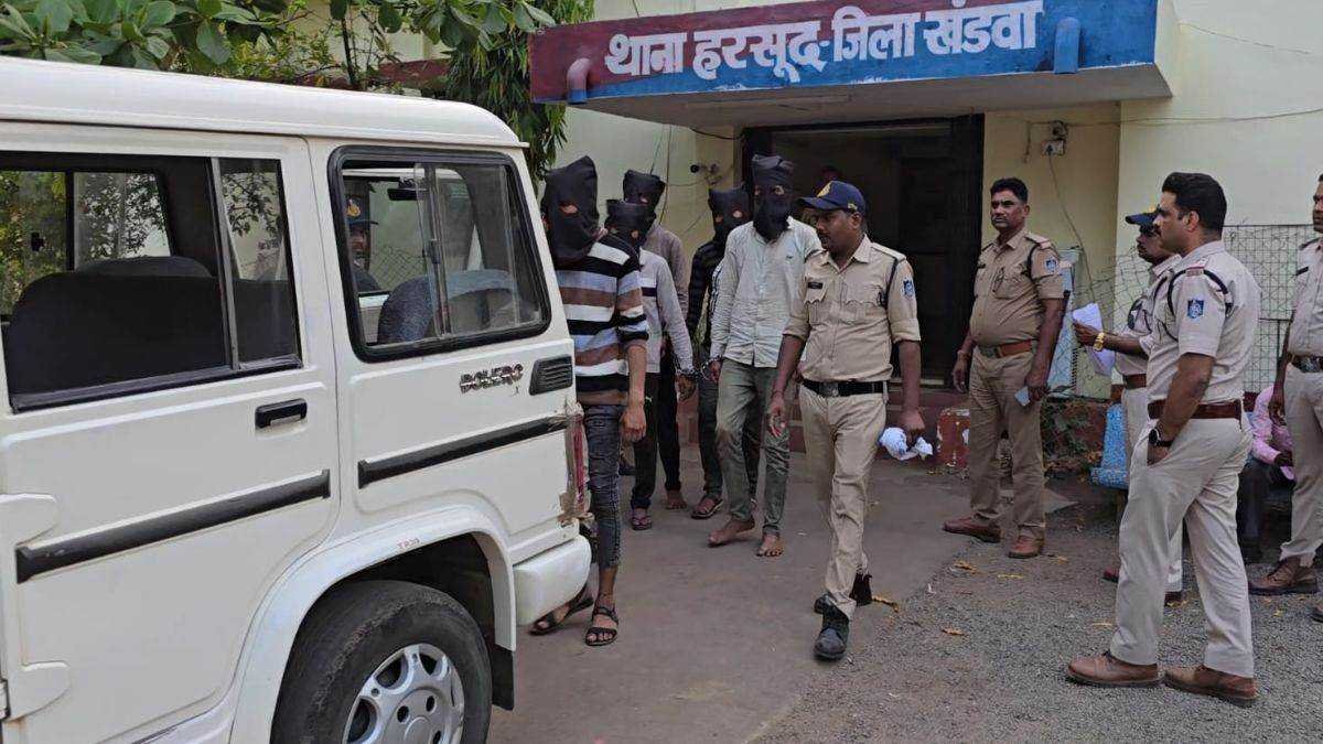 फिल्मी स्टाइल में लूट कर बीच रास्ते में बदल देते थे चोरी की बाइक, पुलिस ने खंडवा में शातिर बदमाशों को पकड़ा