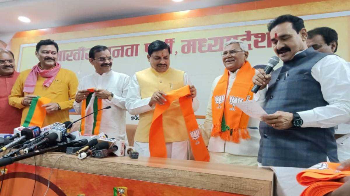 मप्र में कांग्रेस को एक और झटका, दो पूर्व विधायकों ने थामा भाजपा का दामन, पूर्व सांसद रामलखन सिंह ने भी ली भाजपा की सदस्यता