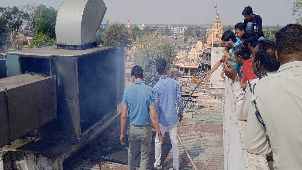 महाकाल चौराहे के पास होटल के तलघर की चिमनी में आग