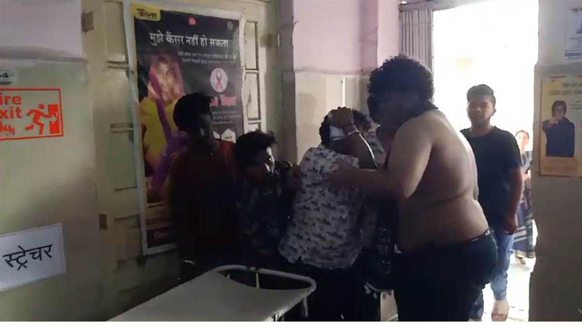 उज्जैन में कालभैरव मंदिर के बाहर फूल-प्रसाद बेचने वालों ने श्रद्धालुओं को पीटा, अवैध गुमटियों पर चला बुलडोजर