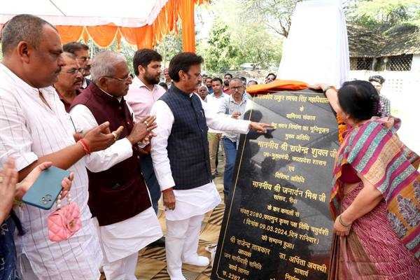 साहित्यकार और चिंतक अपने विचारों से समाज को दिशा देते हैं – उप मुख्यमंत्री श्री शुक्ल