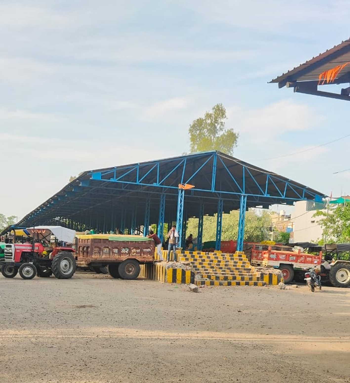 मंडी में फैली अव्यवस्था से किसान और व्यापारी परेशान