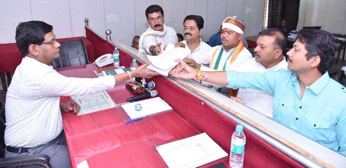 कांग्रेस प्रत्याशी रामू टेकाम ने जमा किया नामांकन