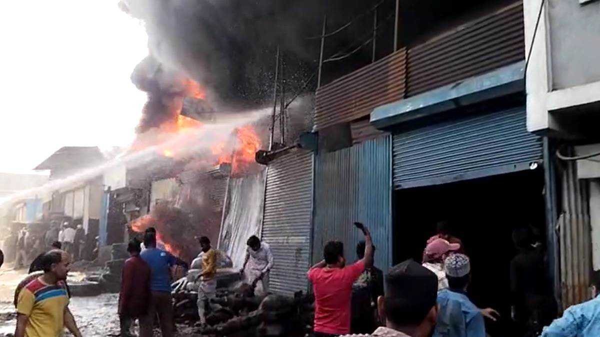 इंदौर के ट्रांसपोर्ट नगर में टायर की दुकान में भीषण आग, इलाके में धुएं का गुबार