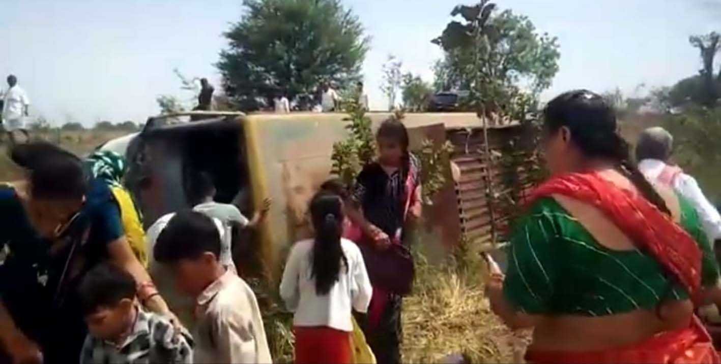 सिराली मार्ग पर अनियंत्रित होकर पलटी बस