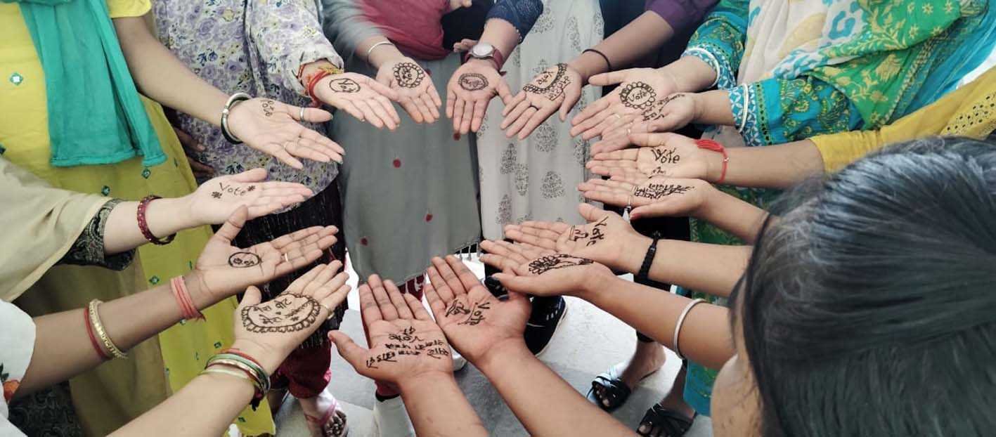 मेंहदी रचाकर दिया मतदाता जागरुकता का संदेश