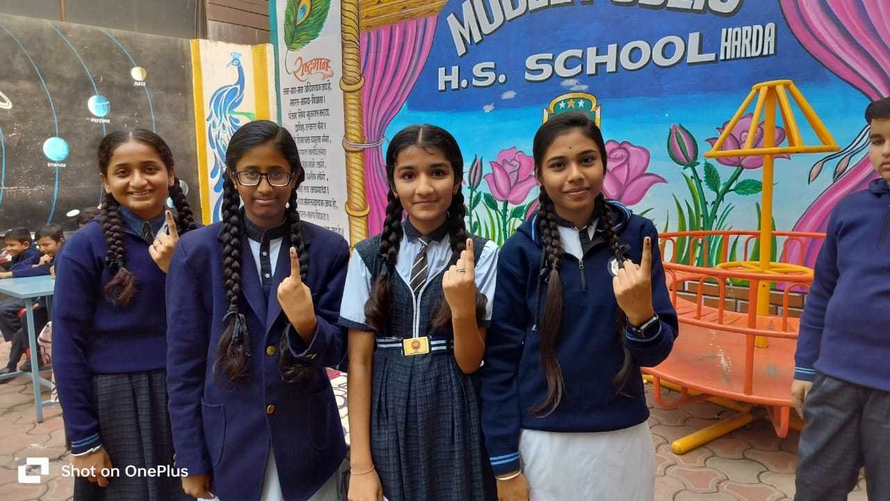 विद्यार्थियों ने जानी मतदान की प्रक्रिया