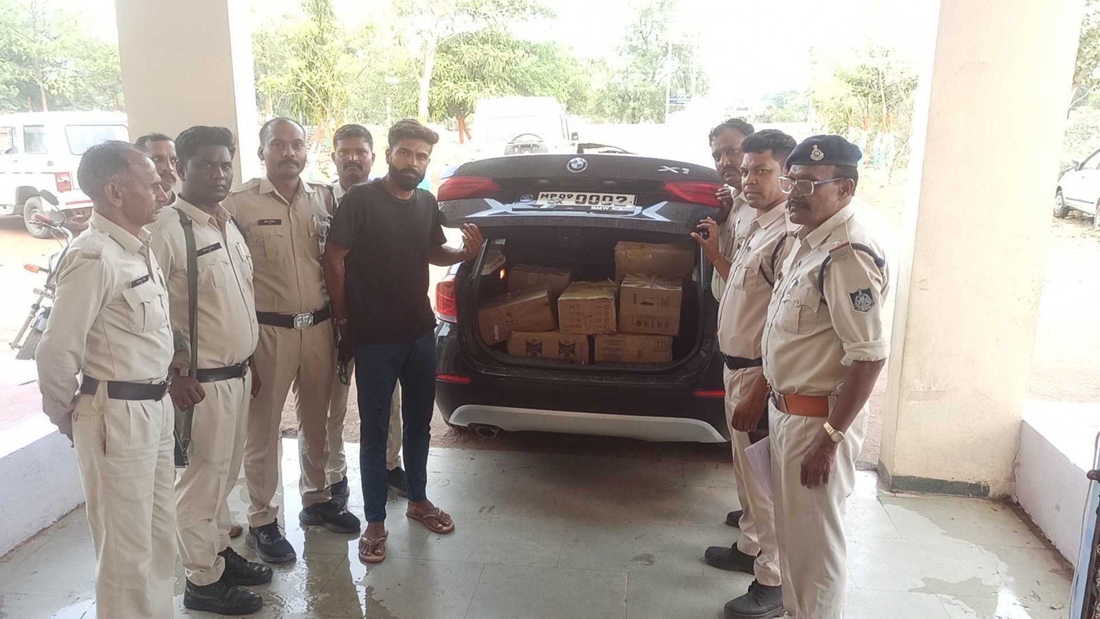बीएमडब्ल्यू कार से 12 पेटी अवैध शराब जब्त