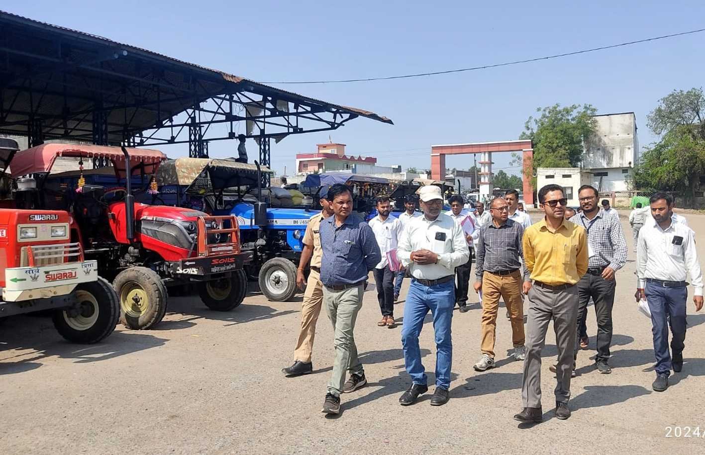 कलेक्टर ने उपार्जन केन्द्र और मतदान केन्द्रों का किया निरीक्षण