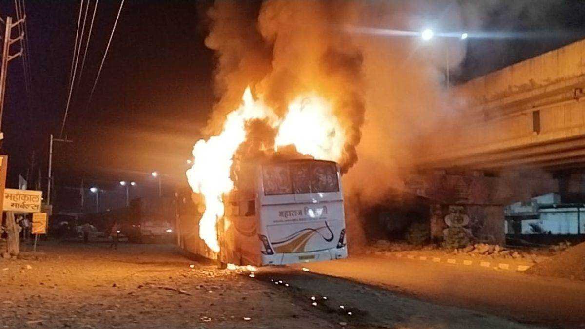 पुणे से बलिया जा रही बस का टायर फटने से लगी आग, नेपाल के 100 से ज्यादा यात्री थे सवार