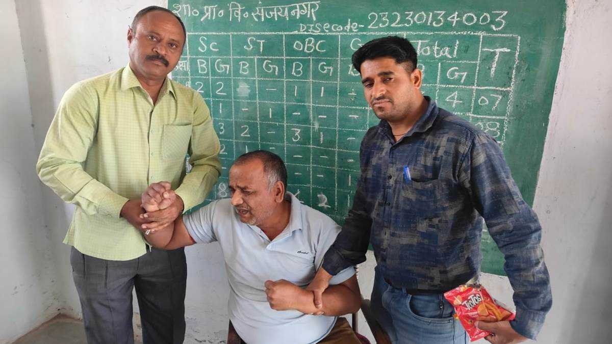 जांच में फंसाने की धमकी देकर प्रभारी प्रधानाध्यापक ने शिक्षिका से मांगी रिश्वत, 5000 रुपये लेते ही लोकायुक्त टीम ने पकड़ लिया