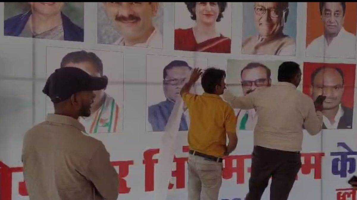 सिवनी में राहुल गांधी के कार्यक्रम में मंच पर लगे फ्लेक्स में लगा भाजपा उम्मीदवार फग्गन सिंह कुलस्ते का फोटो