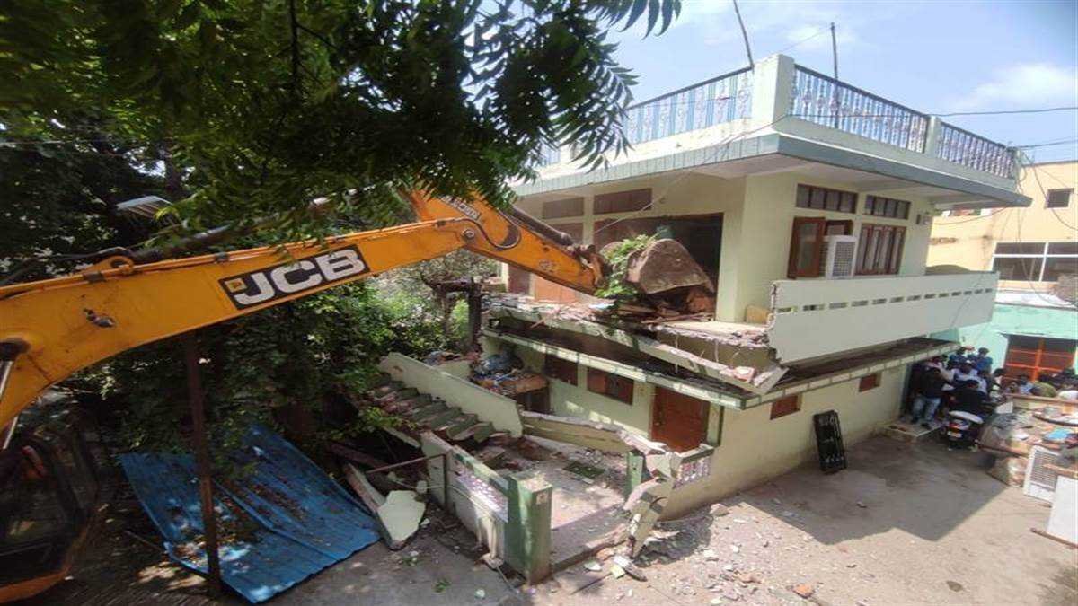 इंदौर के एमओजी लाइंस क्षेत्र में निगम की कार्रवाई के दौरान विवाद, जेसीबी के आगे खड़ी हो गईं महिलाएं