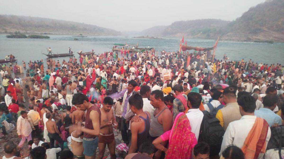 सोमवती अमावस्या पर ओंकारेश्वर में उमड़ा सैलाब, तांत्रिक क्रियाओं व पूजन का रात भर चला सिलसिला