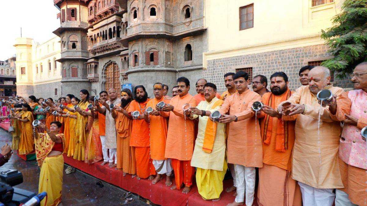 इंदौर के राजवाड़ा पर दिया सूर्य को अर्घ्य, कई संत भी हुए शामिल