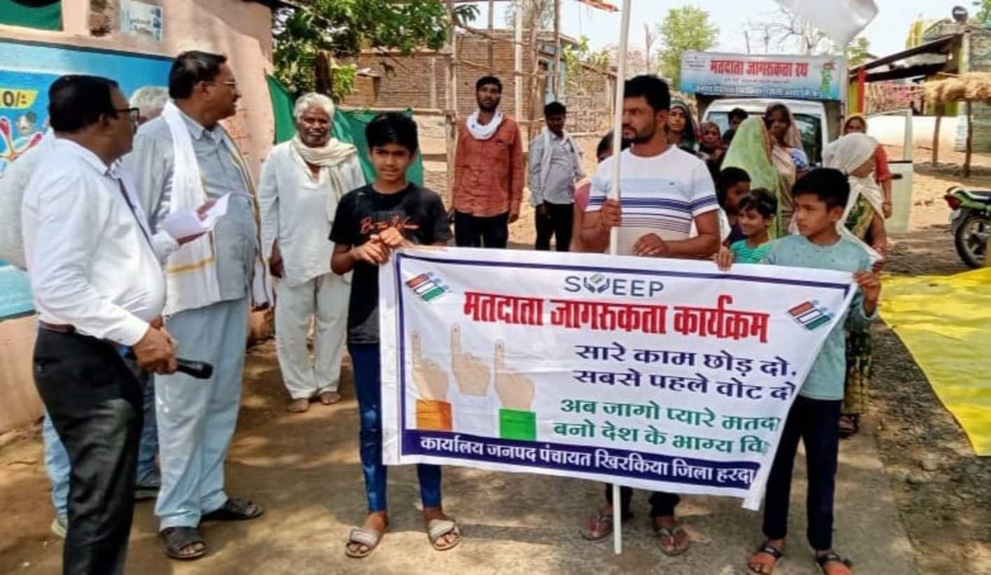 गर्भवती व धात्री माताओं को मतदान की शपथ दिलाई