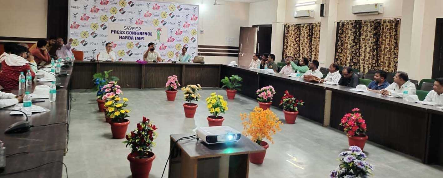 मीडिया प्रतिनिधियों को मतदाता जागरूकता गतिविधियों की जानकारी दी
