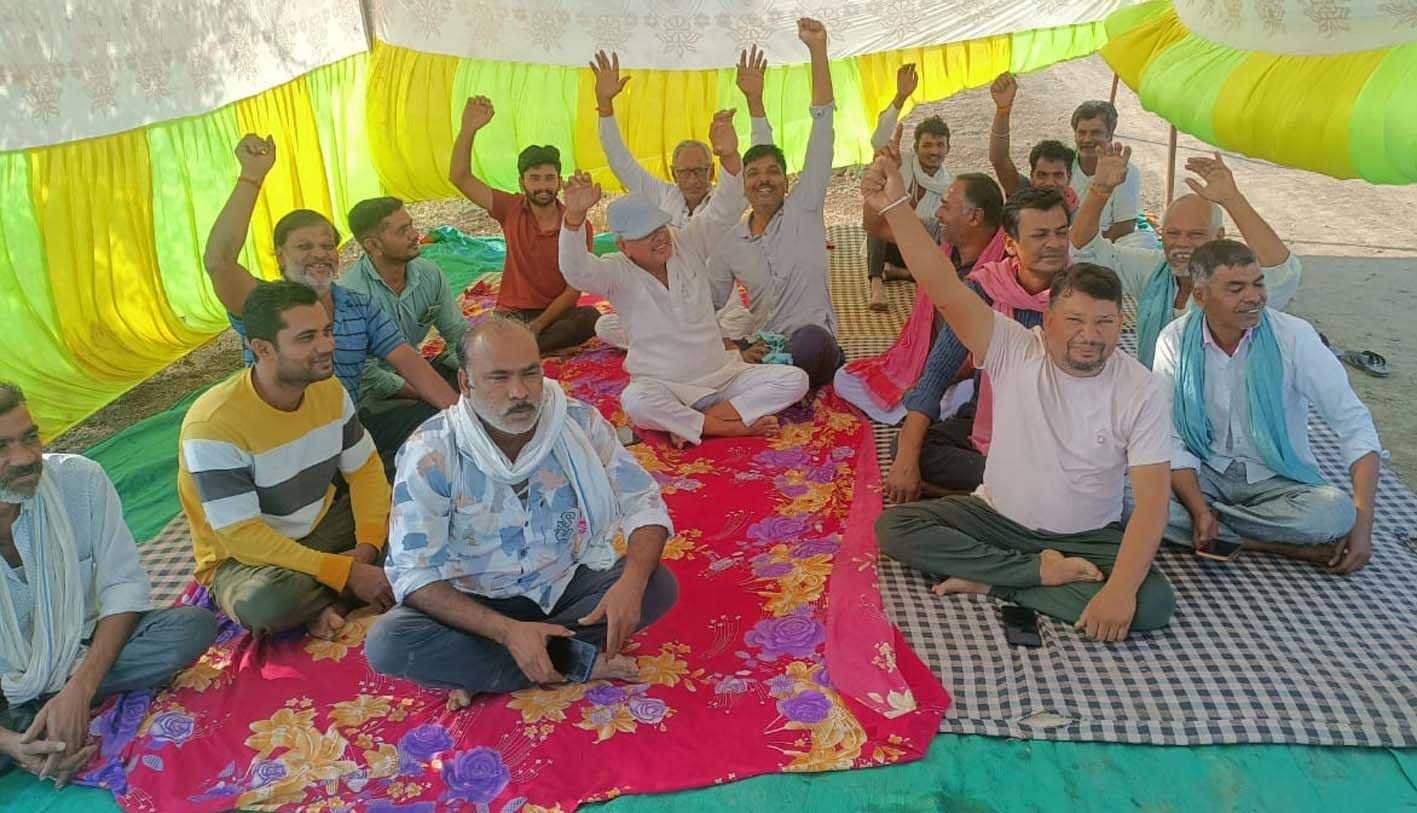नहर में पानी की मांग को लेकर दिया धरना