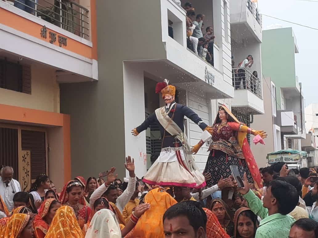 पानी पर रनुबाई …..  परंपरागत गीतों के साथ भक्ति की झलक