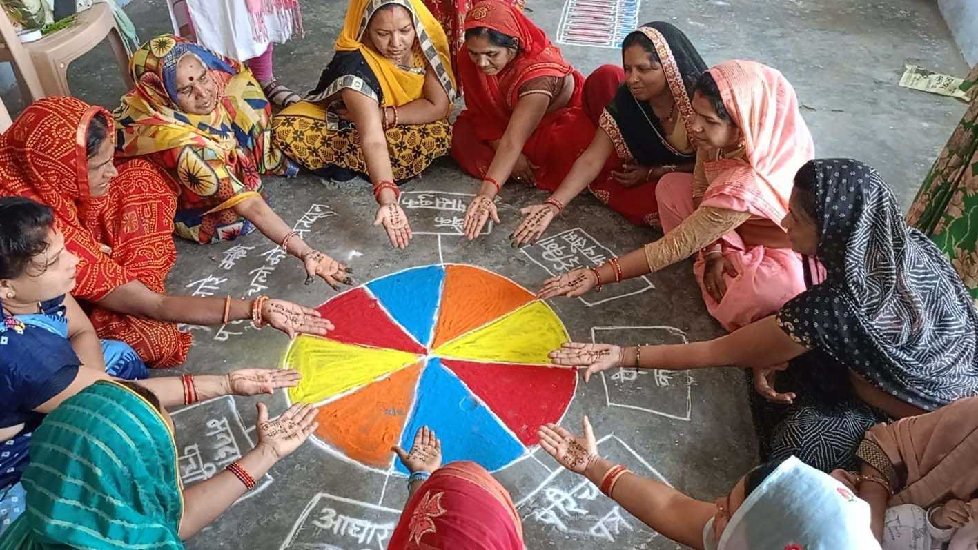 वृद्ध मतदाताओं का पुष्पहार पहनाकर किया सम्मान