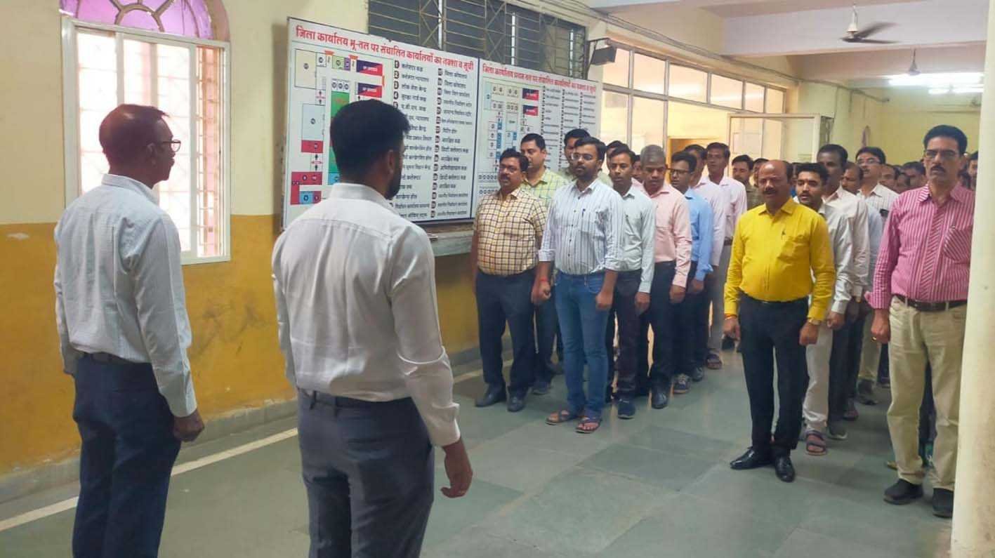 अप्रैल माह के पहले कार्य दिवस की शुरूआत वंदेमातरम गायन से हुई