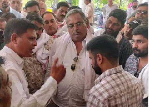नहर में पानी की मांग को लेकर कलेक्टे्रट पहुंचे दर्जनों गांव के किसान  